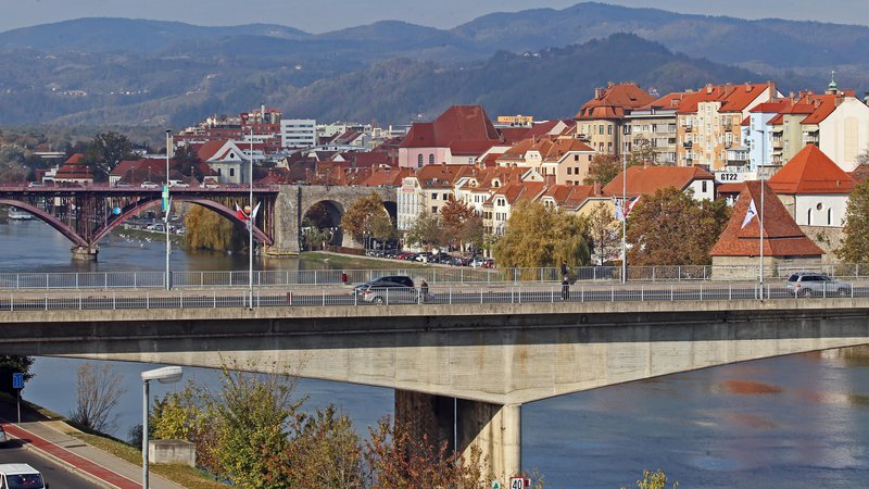 Fotografija: Maribor je eno redkih ne samo slovenskih, temveč tudi evropskih mest, v katerih se je število prebivalcev v zadnjem obdobju zmanjšalo, je v preteklih štirih letih še dodatno nazadoval. FOTO: Tadej Regent/Delo