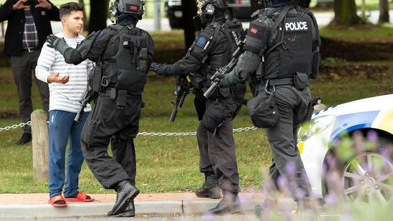 Fotografija: Policisti so aretirali tri moške in žensko, pri aretaciji so pomagali nekateri pogumni očividci. FOTO: Reuters