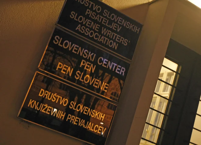 &raquo;Kako je mogoče, da se društvo domnevno največjih mojstrov besede med seboj tako hitro in tako globoko skrega?&laquo; se sprašuje pisatelj Andrej E. Skubic. Foto Tomi Lombar