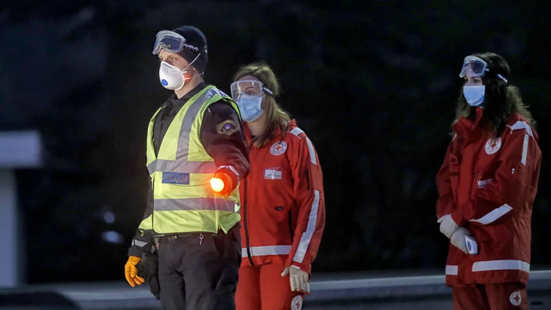 Fotografija: Policistom pomagajo tudi bolničarji Rdečega križa, ki so prostovoljci. Foto Blaž Samec