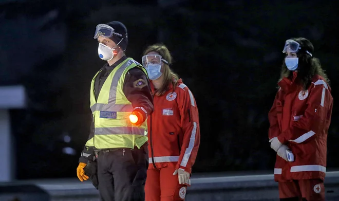 Policistom pomagajo tudi bolničarji Rdečega križa, ki so prostovoljci. Foto Blaž Samec