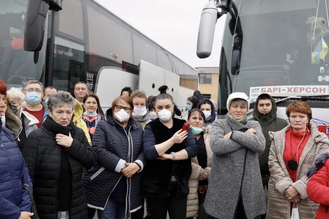 Na mejnem prehodu Fernetiči čaka 50 v Italiji ujetih Ukrajincev. FOTO: Voranc Vogel/Delo