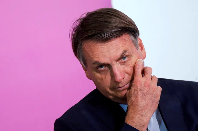 Brazilski predsednik Jair Bolsonaro pričakuje rezulatete testiranja na okužbo. FOTO: Adriano Machado/Reuters
