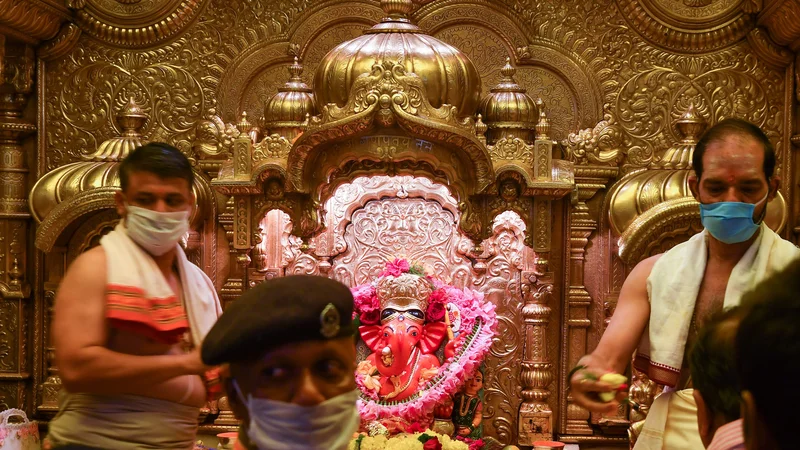 Fotografija: V Indiji so potrdili prvo smtrno žrtev novega koronavirusa. FOTO: Indranil Mukherjee/AFP