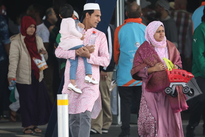 Člani muslimanske skupnosti odhajajo po skupni molitvi ob obletnici strelskega napada v Christchurchu. FOTO: Sanka Vidanagama/AFP