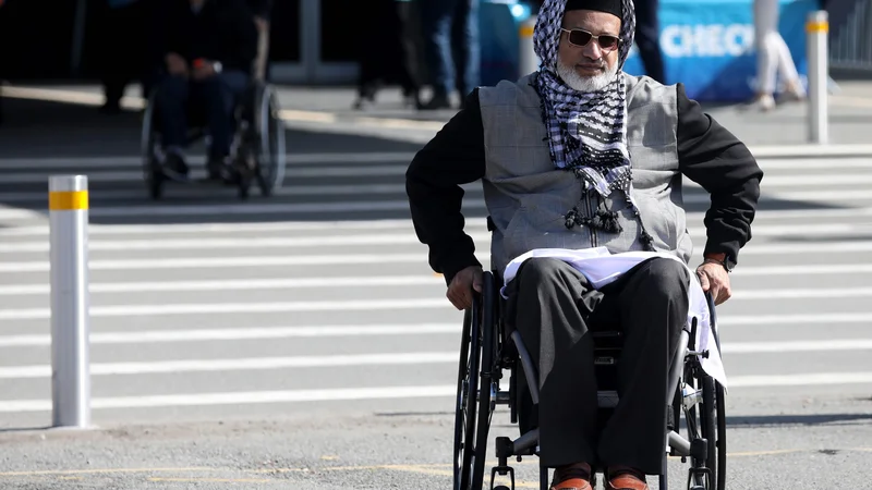 Fotografija: Tudi Farid Ahmed, ki je ranjen preživel napad Brentona Tarranta, se je udeležil skupne molitve ob obletnici napada.  FOTO: Sanka Vidanagama/AFP