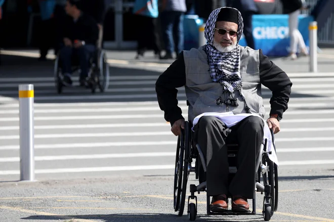 Tudi Farid Ahmed, ki je ranjen preživel napad Brentona Tarranta, se je udeležil skupne molitve ob obletnici napada.&nbsp; FOTO: Sanka Vidanagama/AFP