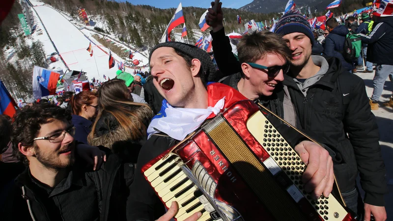 Fotografija: Če bo šlo vse po načrtih, bodo lahko slovenski navijači prihodnjo zimo dvakrat uživali v smučarskih poletih v Planici. FOTO: Tomi Lombar/Delo