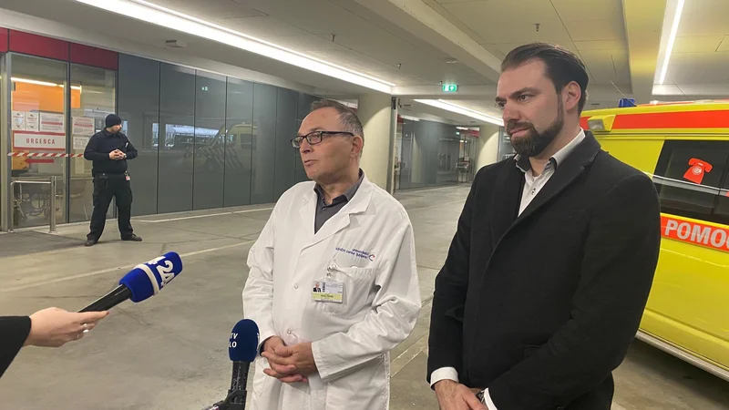 Fotografija: »Z napravo za hematološke analize mindray bomo lahko v eni minuti ugotovili, ali gre za virusno ali bakterijsko vnetje,« je pojasnil prof. dr. Darko Černe (levo) s Kliničnega inštituta za klinično kemijo in biokemijo UKC. Desno je direktor Labene Borut Čeh. FOTO: UKC Ljubljana
