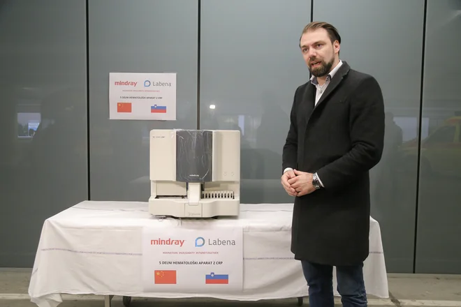 Hematološki analizator na uro naredi 60 testov, pravi direktor Labene Borut Čeh. FOTO: UKC Ljubljana