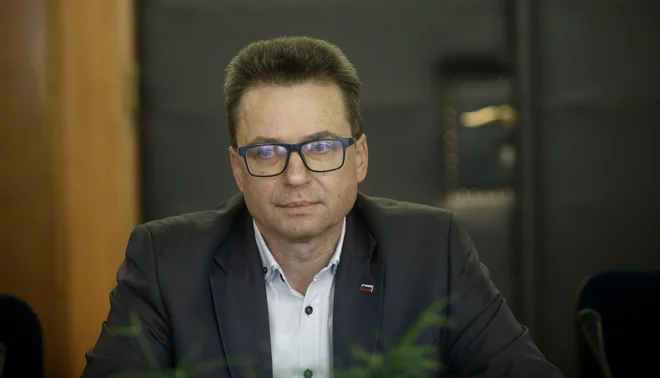 Z ženo in tremi otroki živi v Postojni. Njegovo vodilo, kot izhaja iz njegove predstavitve na spletni strani SDS, je: »Glej daleč, in ko misliš, da že gledaš daleč, glej še dlje!« – Robert Baden-Powell FOTO: Blaž Samec/Delo