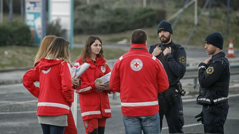 Fotografija: Ukrepi so skladni z vsakodnevnim povečanjem okuženih z novim koronavirusom. FOTO: Blaž Samec/Delo