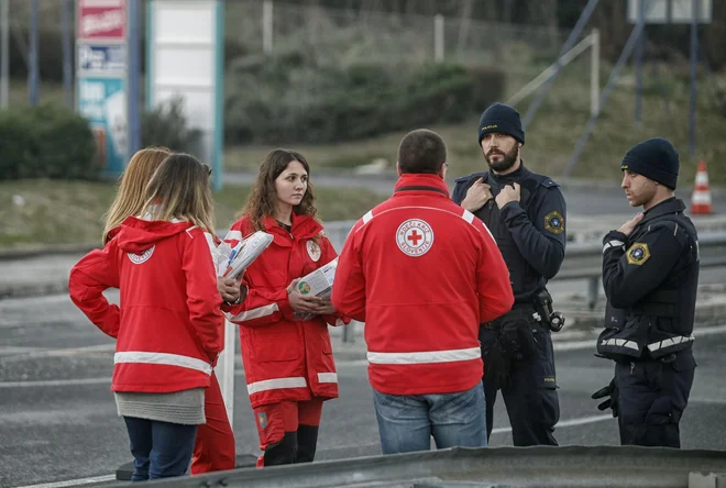 Ukrepi so skladni z vsakodnevnim povečanjem okuženih z novim koronavirusom. FOTO: Blaž Samec/Delo