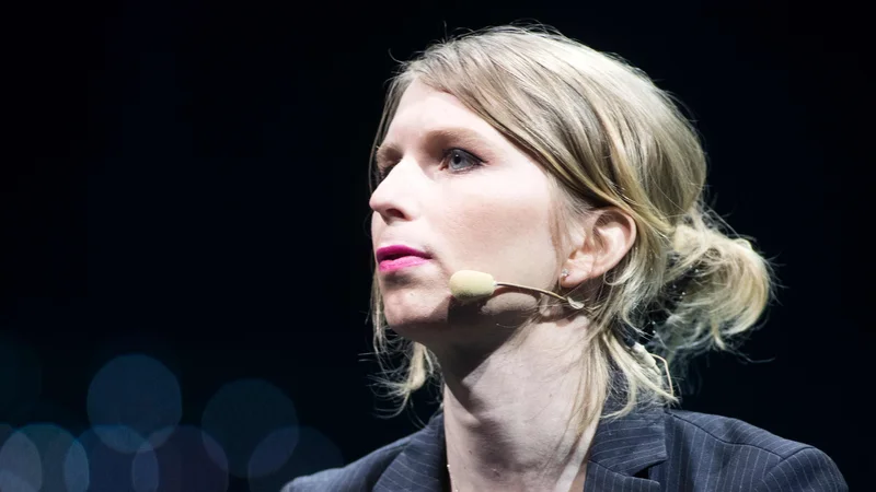 Fotografija: Žvižgačica Chelsea Manning je bila po letih za rešetkami včeraj izpuščena iz zapora. FOTO: Lars Hagberg/AFP