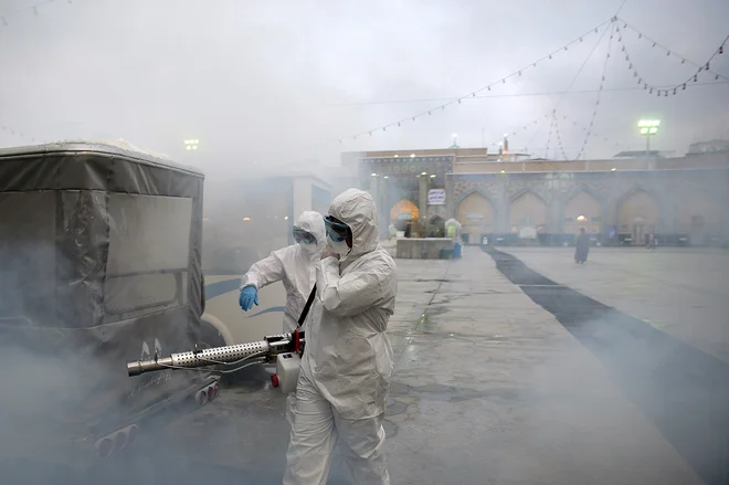 Iranski zdravstveni sistem se zaradi sankcij in slabega vodenja ni mogel spopasti z epidemijo. Foto Reuters