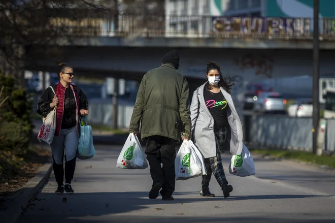 Na eni strani je tako naša solidarnost, na drugi egoizem. Kam se bo prevesila tehtnica? FOTO: Voranc Vogel/Delo