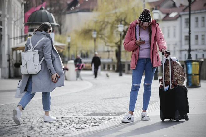 Na eni strani vidimo krepitve parcialnih, zaprtih, sovražnih percepcij drugih, od koderkoli že prihajajo, na drugi pa se del populacije solidarizira. FOTO: Uroš Hočevar/Delo