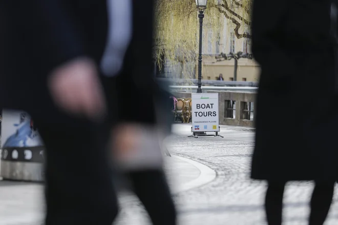 V sedanjih razmerah, ko je obolelih tudi v Sloveniji vsak dan več, zbuja skrb potenciranje individualizma in egoizma ter zmanjšanje solidarnosti. FOTO: Uroš Hočevar/Delo