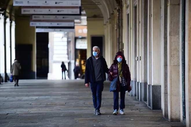 Italijani se žrtvujejo tako v gospodarskem smislu kot v smislu omejevanja osebnih svoboščin. FOTO: Massimo Pinca/Reuters