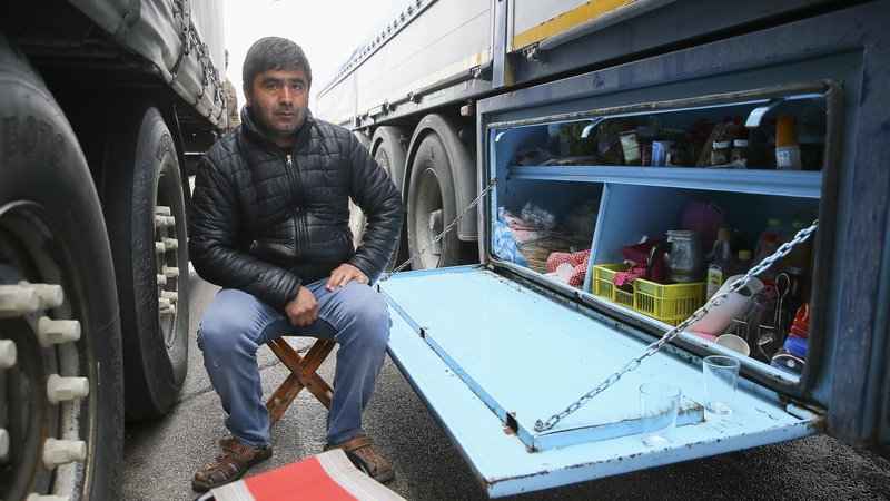 Fotografija: Iranski voznik tovornjaka je že osmi dan ujet v Sloveniji, in to kljub potrdilu, da je bil negativen na testu za koronavirus. Foto Jože Suhadolnik