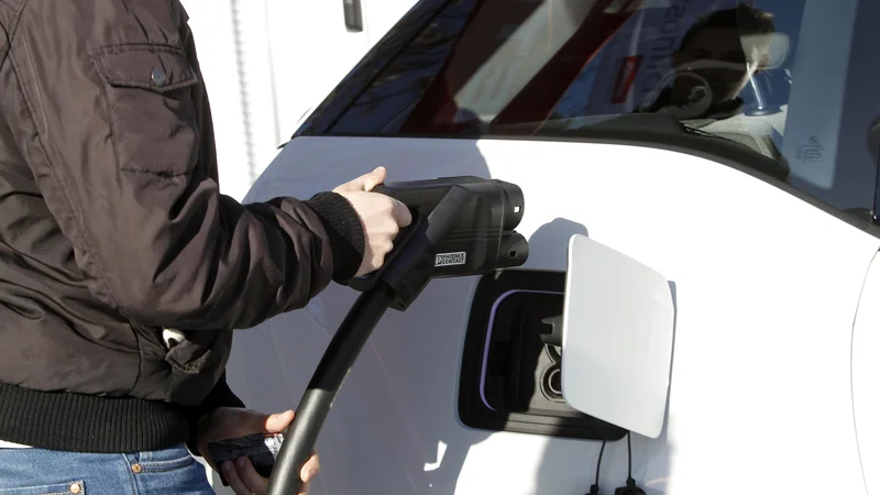 Fotografija: Spodbude za elektromobilnost znižuje rast povpraševanja. FOTO: Mavric Pivk/Delo