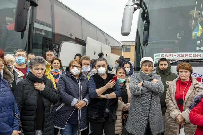 Skupina ukrajinskih delavcev je čakala na mejnem prehodu Fernetiči, da bi odpotovali naprej proti domu v Kijev.