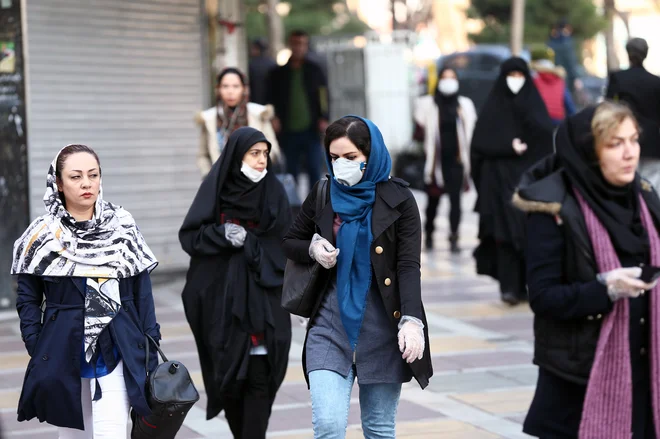 Do zdaj se je v Iranu z virusom okužilo več kot 10.000 ljudi, uradni podatki so po mnenju iranskih zdravnikov, ki so pobegnili v tujino, bistveno višji. Foto: Reuters