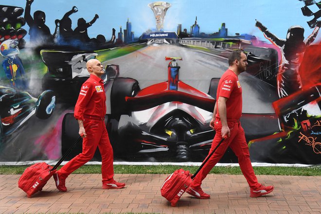 Ferrarijevo osebje je takole zapustilo prizorišče, a vprašanje, če se lahko vrne v domačo Italijo. FOTO: AFP