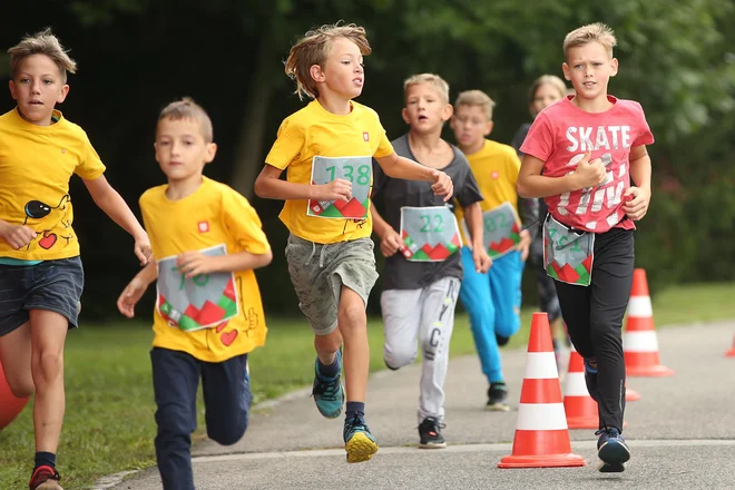 Tek Triglav za dober namen, rekreacijo, zabavo in druženje. Brdo pri Kranju, Slovenija 7.septembra 2019. [otroci,dečki,fantje,tek,tekači,šport,rekreacija,gibanje,tekmovanja,konkureca,prehitevanje,zmagovanje,zdravje,prireditve,dogodki,Triglav tek,Brdo pri 