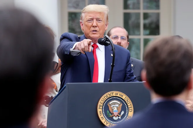 Ameriški predsednik Donald Trump med tiskovno kongerenco pred Belo hišo. Foto Jonathan Ernst Reuters