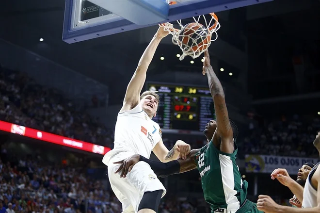 Luka Dončić je že pri 19 letih nerešljiva uganka za tekmece. Real je rednem delu sezone ugnal CSKA doma in izgubil v Moskvi.