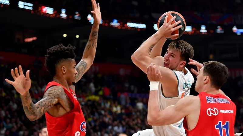 Fotografija: Luka Dončić se dobro bori z visokimi igralci CSKA. FOTO: Andrej Isakovic/Afp