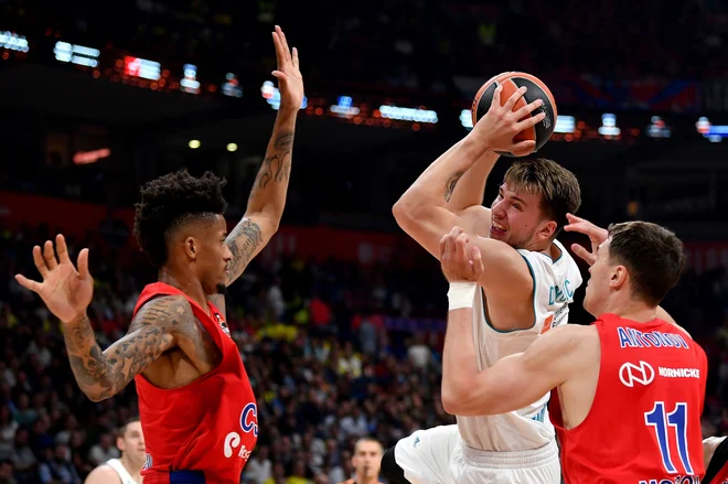 Luka Dončić se dobro bori z visokimi igralci CSKA. FOTO: Andrej Isakovic/Afp