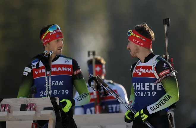 Mitja Drinovec (desno) je v pripravi za današnjo tekmo pozorno prisluhnil nasvetom Jakova Faka, enega vodilnih biatloncev na svetu.<br />
FOTO Matej Družnik/Delo