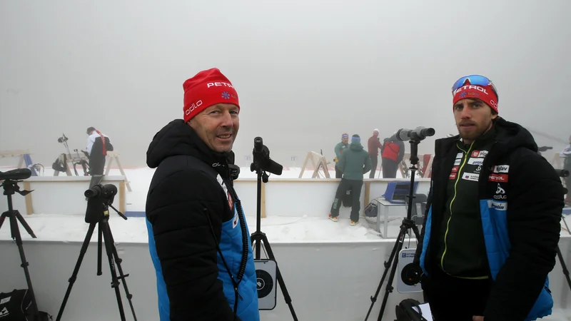 Fotografija: Trenerja slovenske reprezentance Uroš Velepec (levo) in Lenart Oblak na meglenem strelišču nista več videla tarč. FOTO: Matej Družnik/Delo