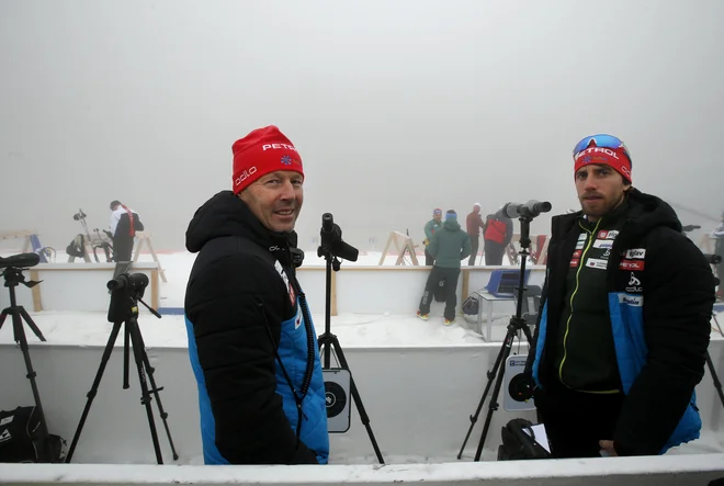 Trenerja slovenske reprezentance Uroš Velepec (levo) in Lenart Oblak na meglenem strelišču nista več videla tarč. FOTO: Matej Družnik/Delo