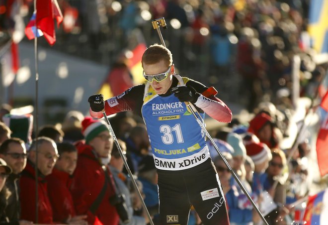Johannes Thingnes Bø se je moral reševati v zadnjih metrih. FOTO: Matej Družnik/Delo