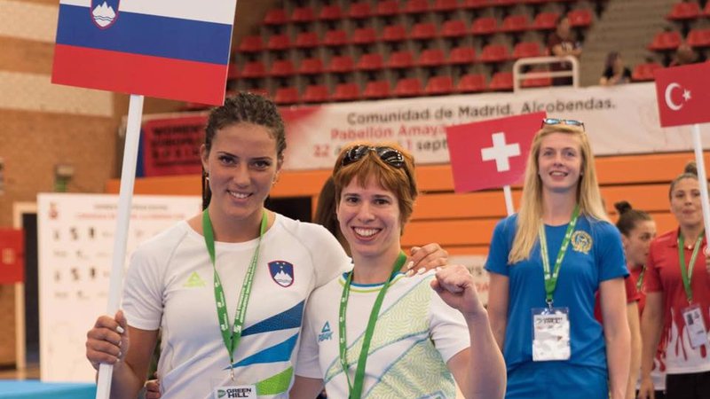 Fotografija: Na evropskem prvenstvu v Madridu sta pod slovensko zastavo boksali Katja Gajić (levo) in Vida Rudolf. FOTO: BZS