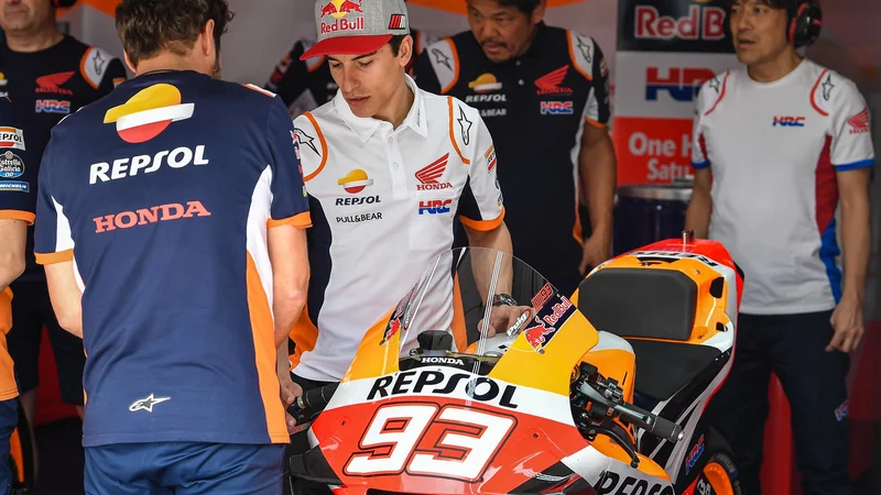 Fotografija: Marc Marquez je moral zaradi epidemije omejiti stike s Hondinimi mehaniki. FOTO: Motogp.com