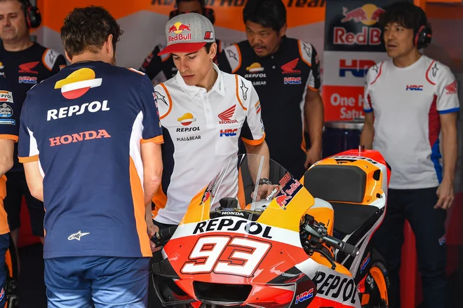 Marc Marquez je moral zaradi epidemije omejiti stike s Hondinimi mehaniki. FOTO: Motogp.com