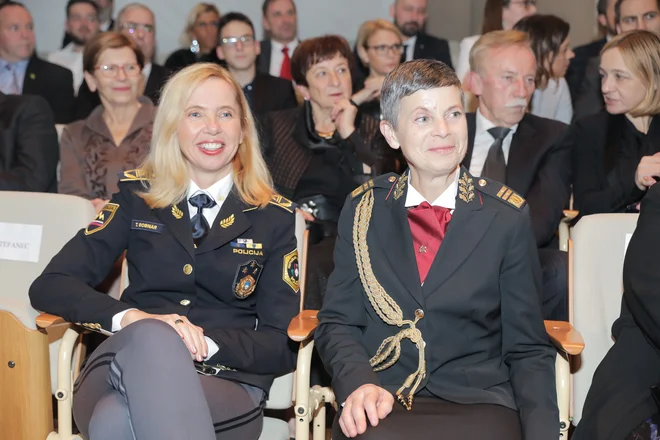 Že na prvi seji vlade je ministrski zbor zamenjal Tatjano Bobnar in Alenko Ermenc. FOTO: Mediaspeed