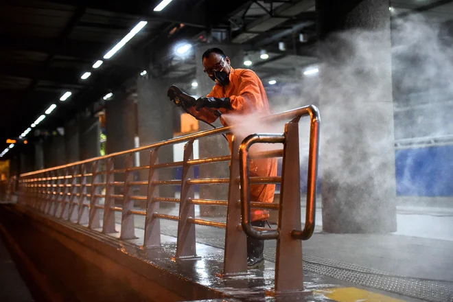 V ZDA po razglasitvi izrednih razmer razkužujejo postaje javnega prometa. FOTO: Luis Robayo/AFP