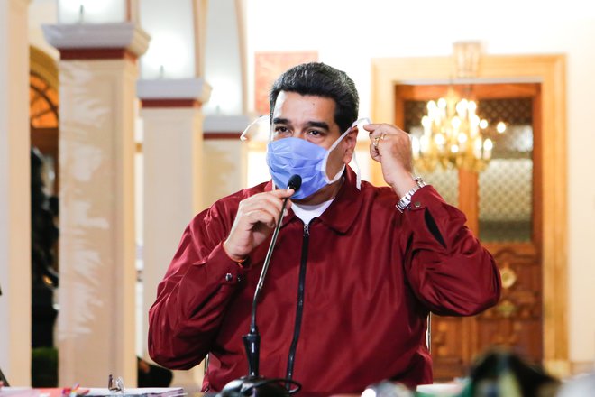 Virus se širi tudi po Latinski Ameriki. Venezuelski predsednik Nicolas Maduro je poskrbel za razdeljevanje zaščitnih mask. FOTO: AFP