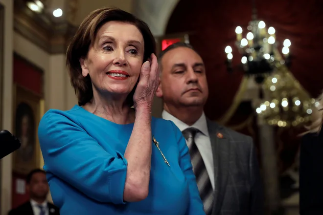 Trump in demokratska voditeljica predstavniškega doma Nancy Pelosi enkrat za spremembo delujeta soglasno. Foto Yuri Gripas Reuters