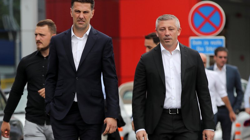Fotografija: Srbski mediji poročajo, da je za koronavirusom zbolel tudi predsednik tamkajšnje nogometne zveze Slaviša Kokeza (na fotografiji desno). FOTO: Reuters
