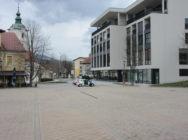 Marsikje v Sloveniji se ljudje požvižgajo na strokovne pozive, naj ne hodijo ven, toda povsem drugače je v Šmarju pri Jelšah, kjer se virus množično širi. FOTO: Špela Kuralt