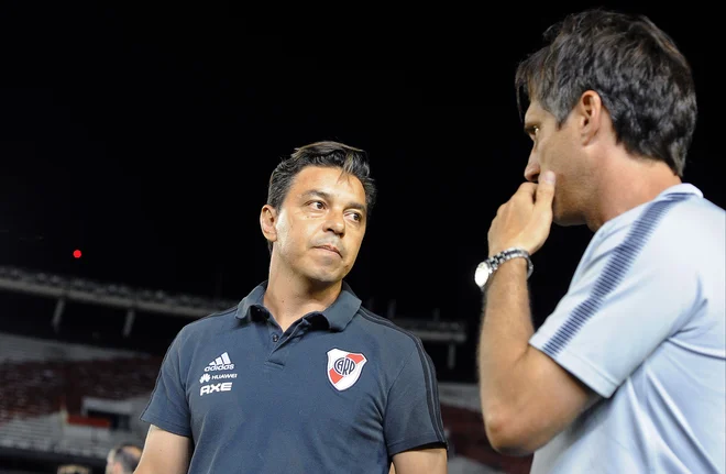 Riverjev trener Marcelo Gallardo (levo) v pogovoru z Bocinim trenerjem Gustavom Schelottom (desno). FOTO: AFP