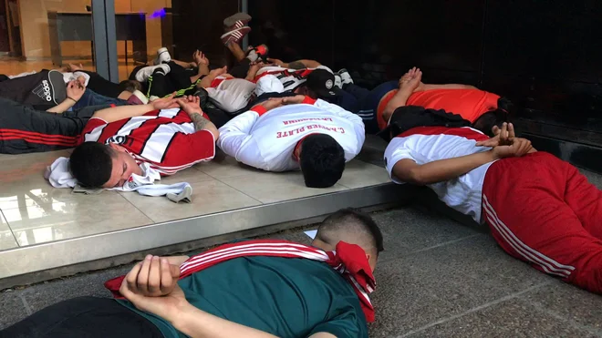 Policija je aretirala več huliganov. Na žalost prepozno. FOTO: AFP