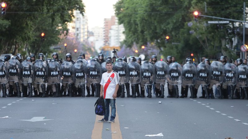 Fotografija: Dogodki z minule sobote so v svet poslali slabo podobo argentinskega nogometa. FOTO: Reuters