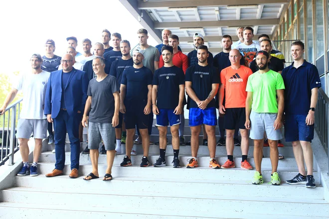 Hokejisti SŽ Olimpije so nasmejano vstopili v novo sezono. FOTO Tomi Lombar/Delo
